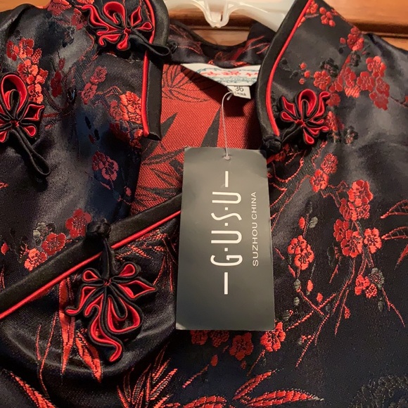 Never worn beautiful long silk dress with traditional Chinese high slits - Picture 4 of 5